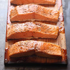 Lachs vom Zedernholzbrett ist so einfach wie hervorragen lecker!