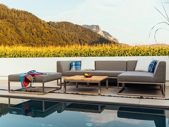 Loungegruppe mit Tisch am Rand eines schönen Swimmingpools