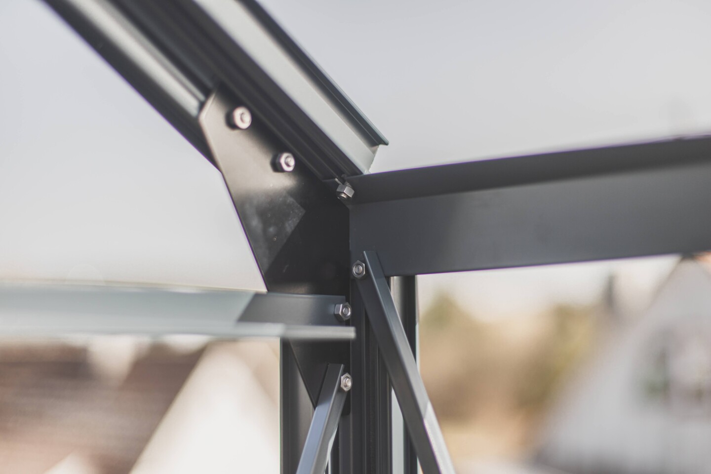 Die vier Wände sowie die Dachkonstruktion werden zusammengesteckt und miteinander verschraubt