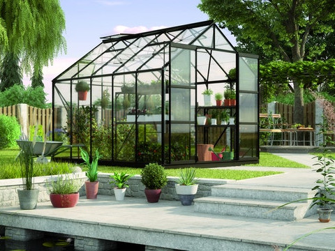 Ein frei im Garten stehendes Gewächshaus