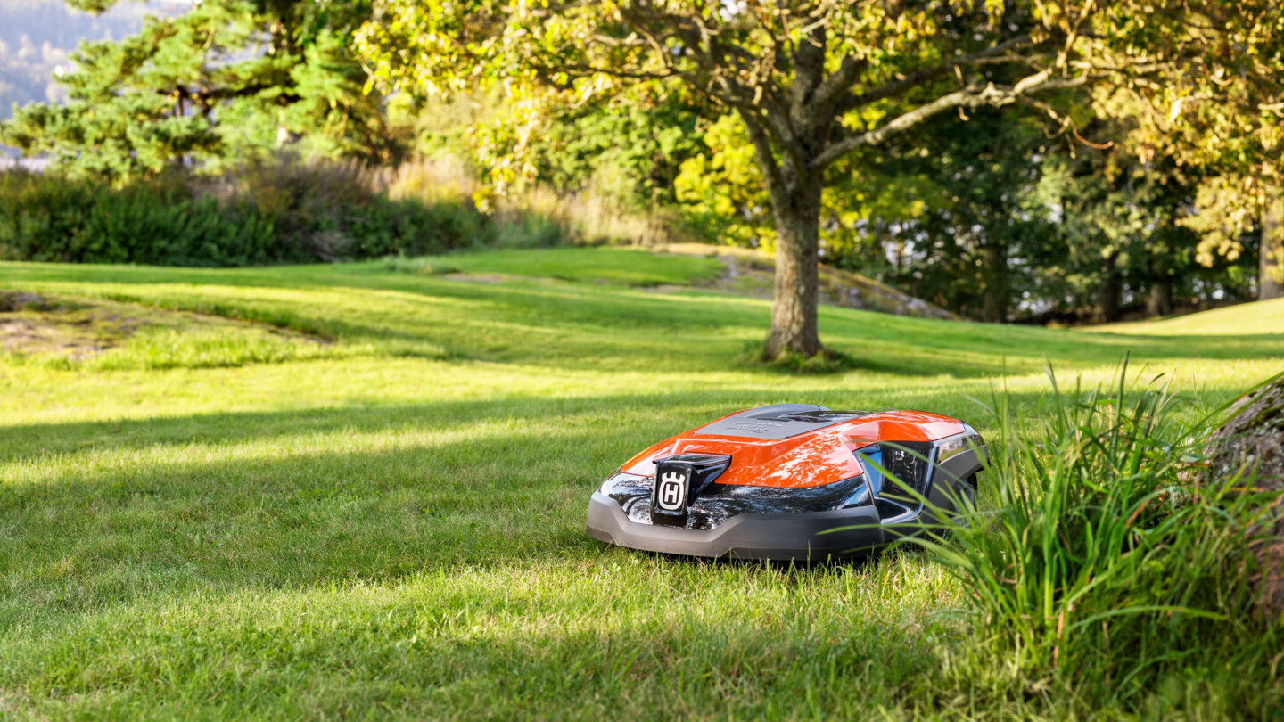 Ein Automower von Husqvarna ist der ideale kleine Helfer im Garten