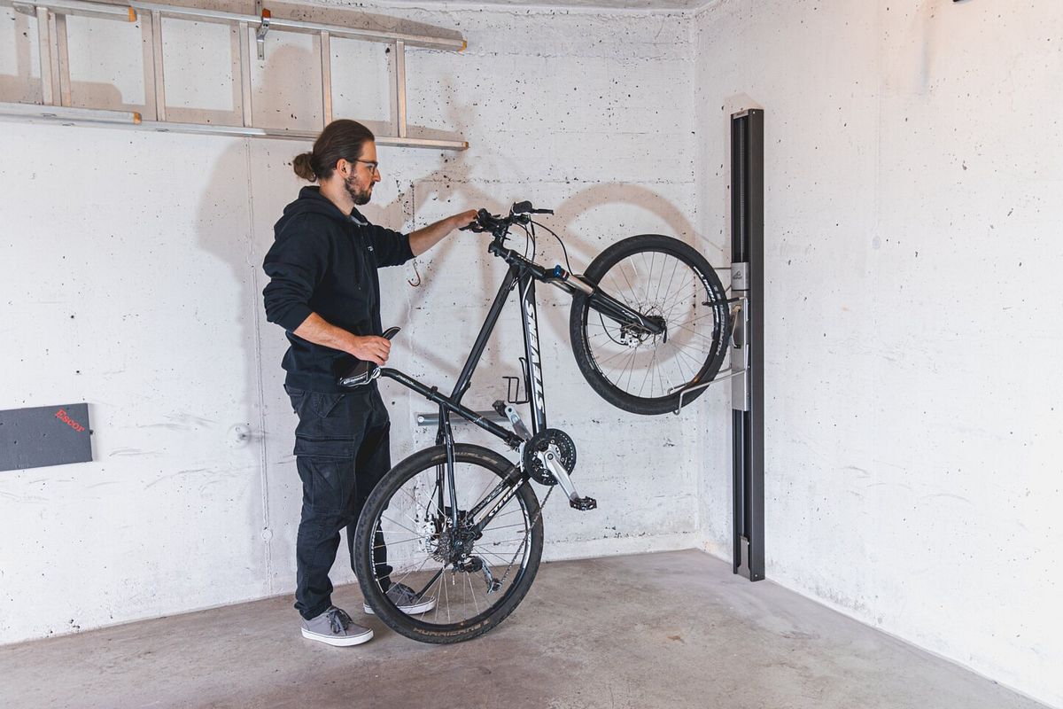 Der BikeLIft von Biohort ist platzsparend und hebt selbst schwere Fahrräder problemlos hoch