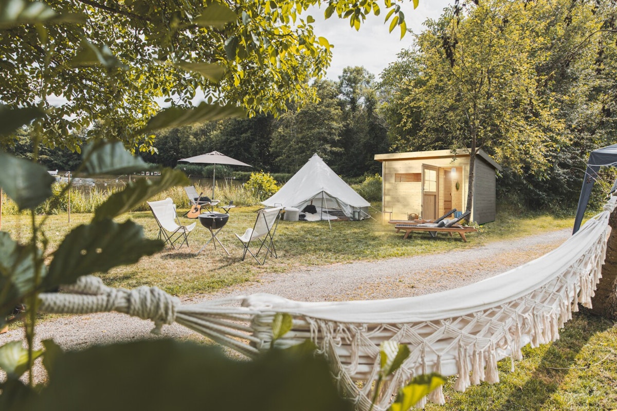 Gartengrundstück mit Außensauna Eine schöne Gartensauna im Außenbereich