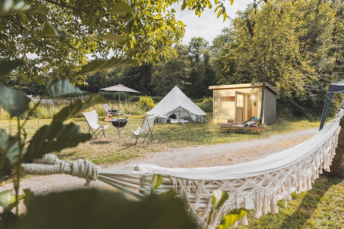 Eine schöne Gartensauna im Außenbereich