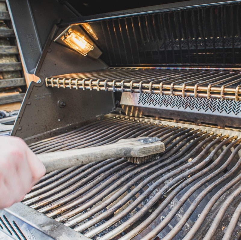 Grillbürste Reinigung des Grillrosts mit einer Grillbürste