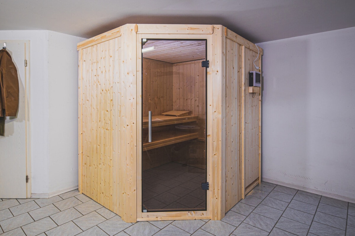 Elementsauna Lilja con Karibu Die KAribu Sauna Lilja ist eine Elementsauna die mit Plug and Play Ofen betrieben werden kann