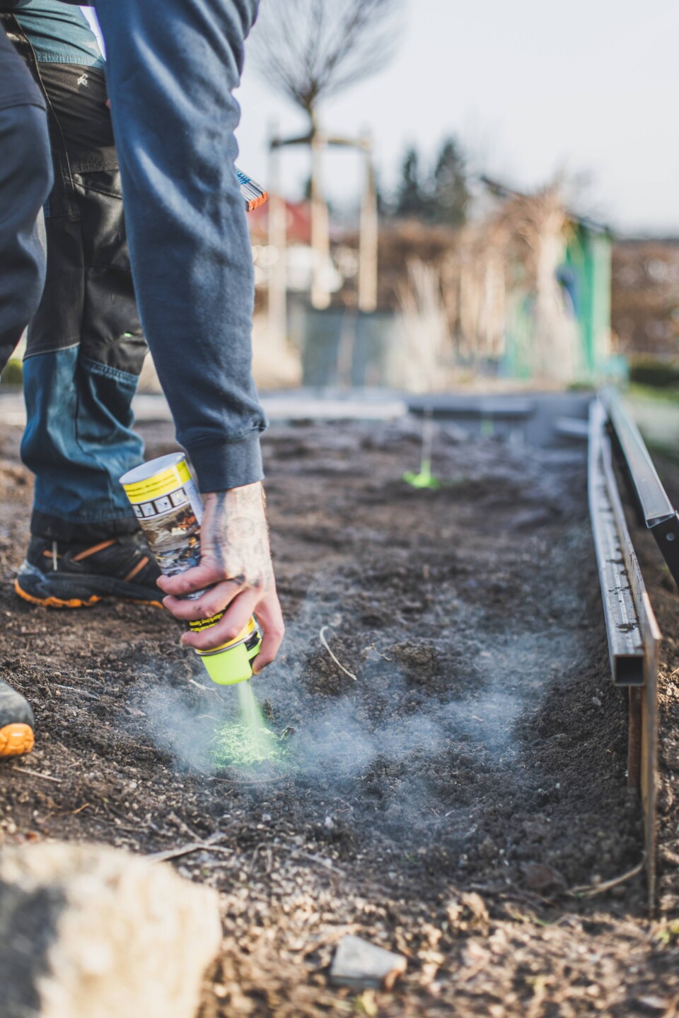 Markieren Sie sich die Stellen für den Aushub des Punktfundaments, wo die Füße des Fundamentrahmens sind
