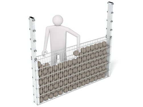 Die Gabione wird von Hand befüllt, wenn es sich um größere Steine handelt. Kleine Steine können Eimerweise aufgefüllt werden.