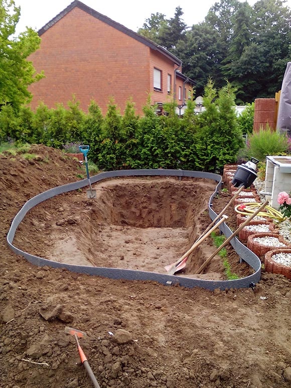 Koiteichbau Schritt 2: Ausheben der Teichgrube Die Teichgrube und die unterschiedlichen Tiefzonen werden ausgegraben.