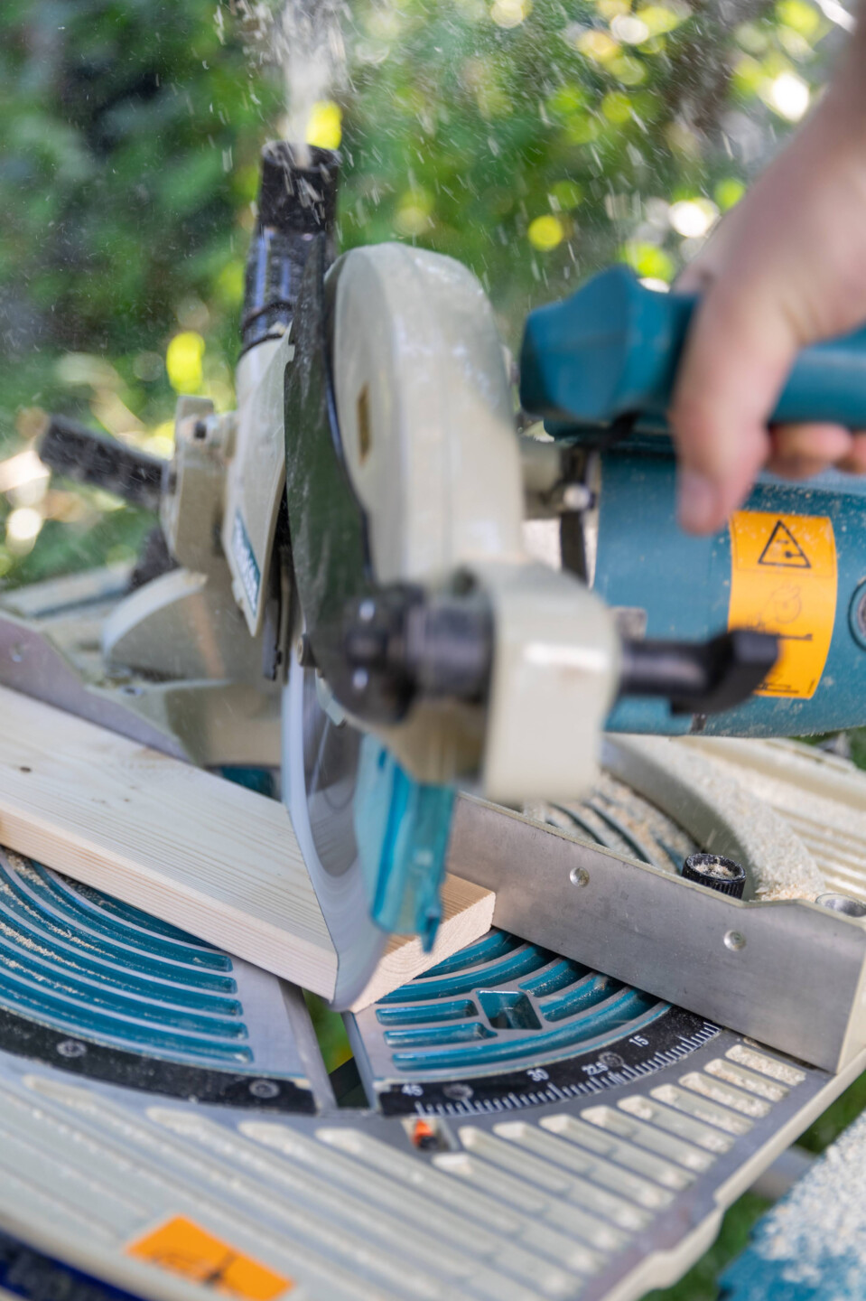 Ein Brett wird mit einer Kappsäge zugeschnitten