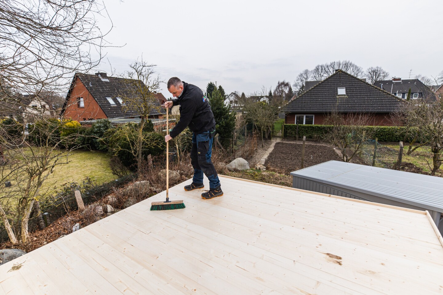 Das Dach muss sauber und frei von jeglichen Splittern etc sein, damit die Dachbahnen ordentlich haften können