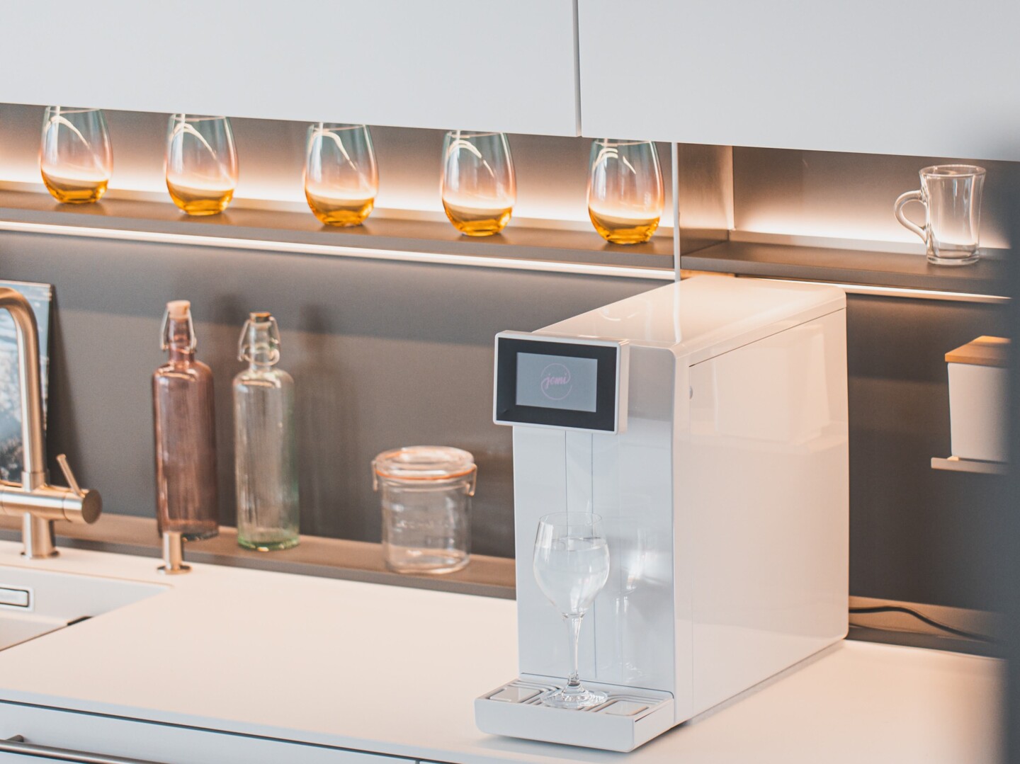 Mit dem JoMi Wasserfilter können Sie Leitungswasser tiefgründig reinigen und direkt aufsprudeln