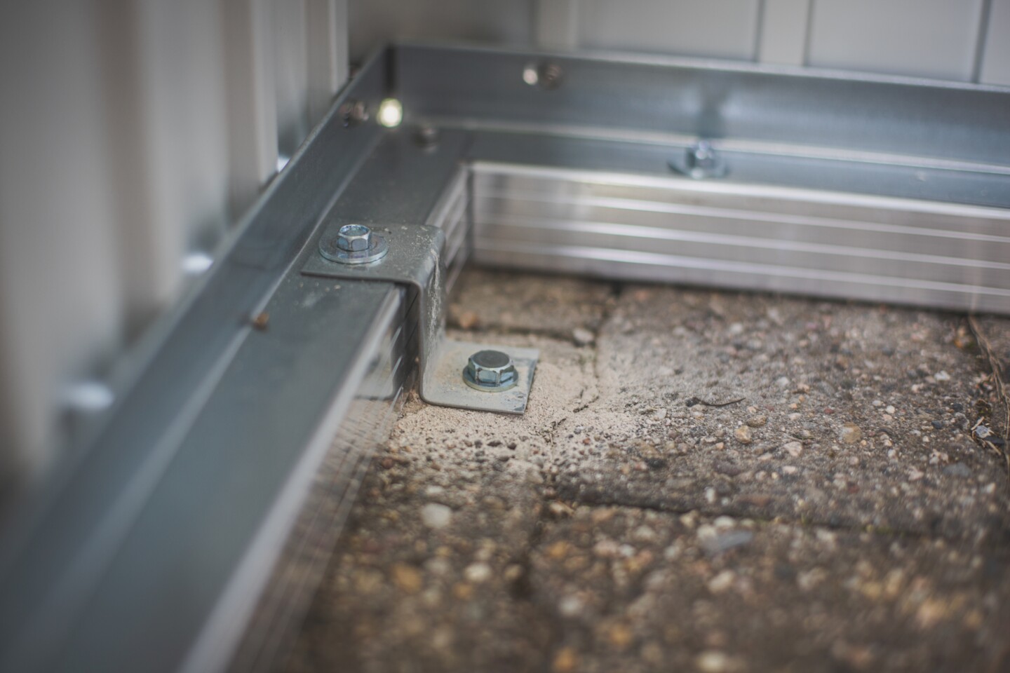 Dank des Bodenrahmens kann das Biohort Gerätehaus einfach auf den Terrassenplatten verschraubt werden