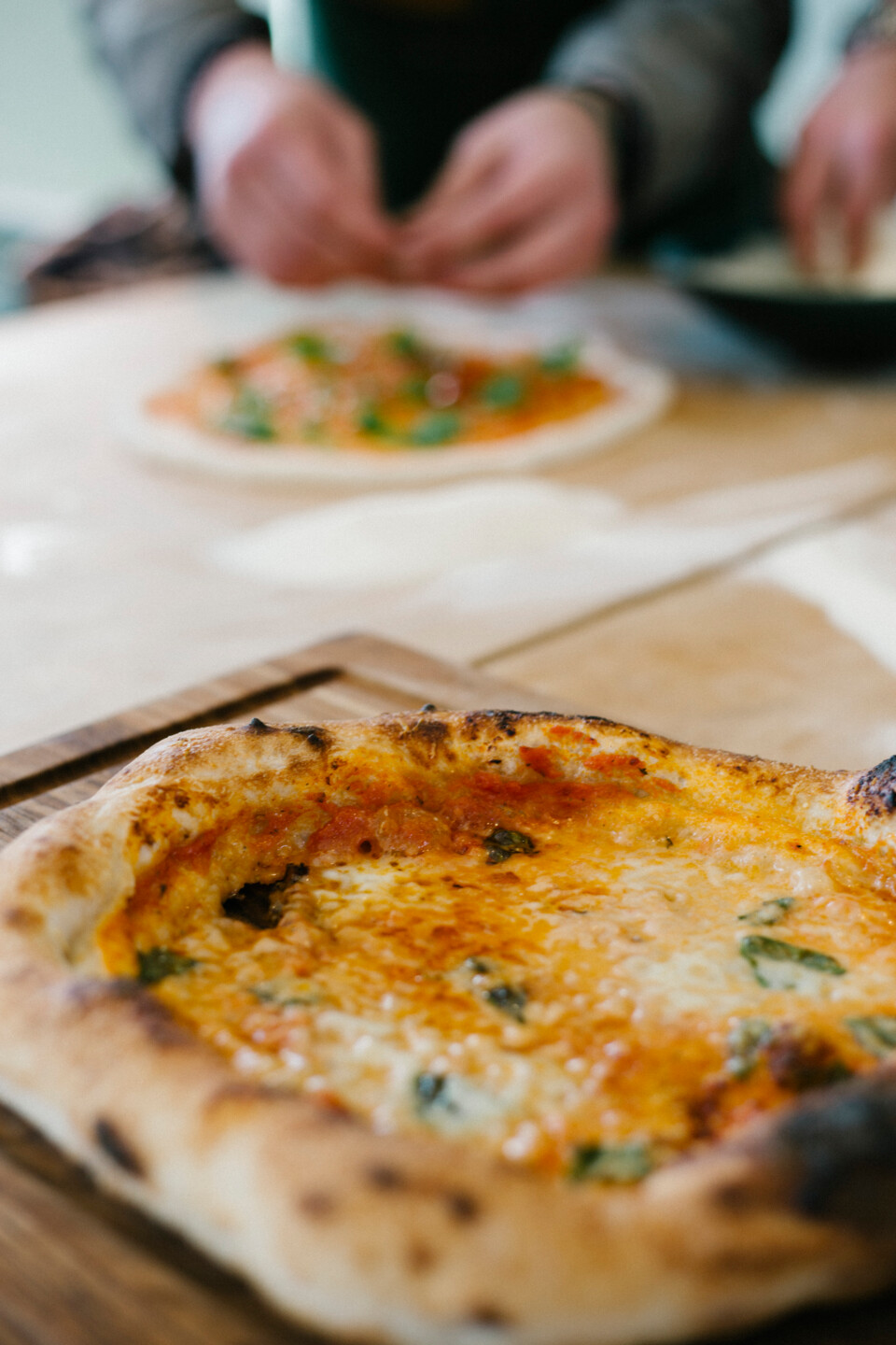 Frisch gebackene Pizza aus dem Big Green Egg wie aus einem Steinofen