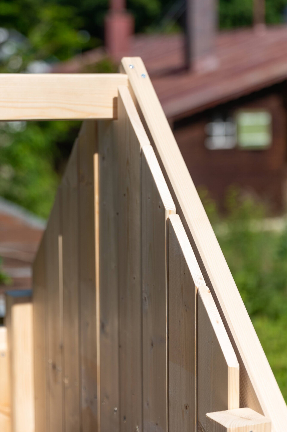 Die Bretter der Rückwand gehen bis zur Dachkannte und müssen im entsprechenden Winkel zugeschnitten werden