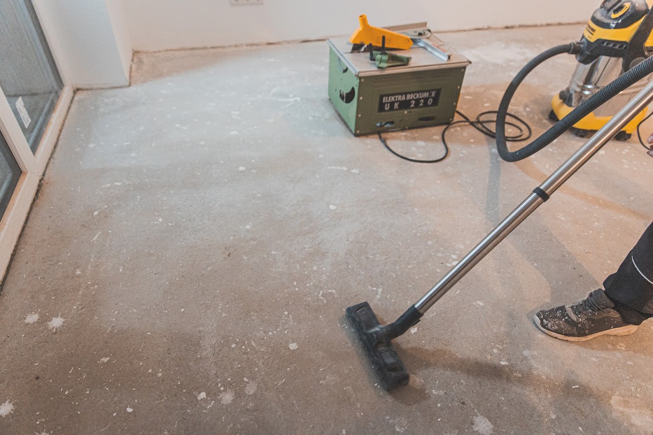 Untergrund mit Staubsauger reinigen