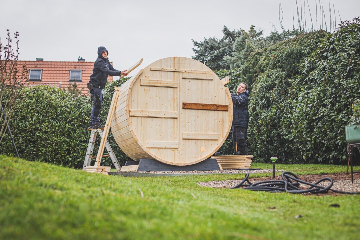 Seitenwände montieren Fasssauna Die Seitenwände und das Dach der Fasssauna werden komplett geschlossen