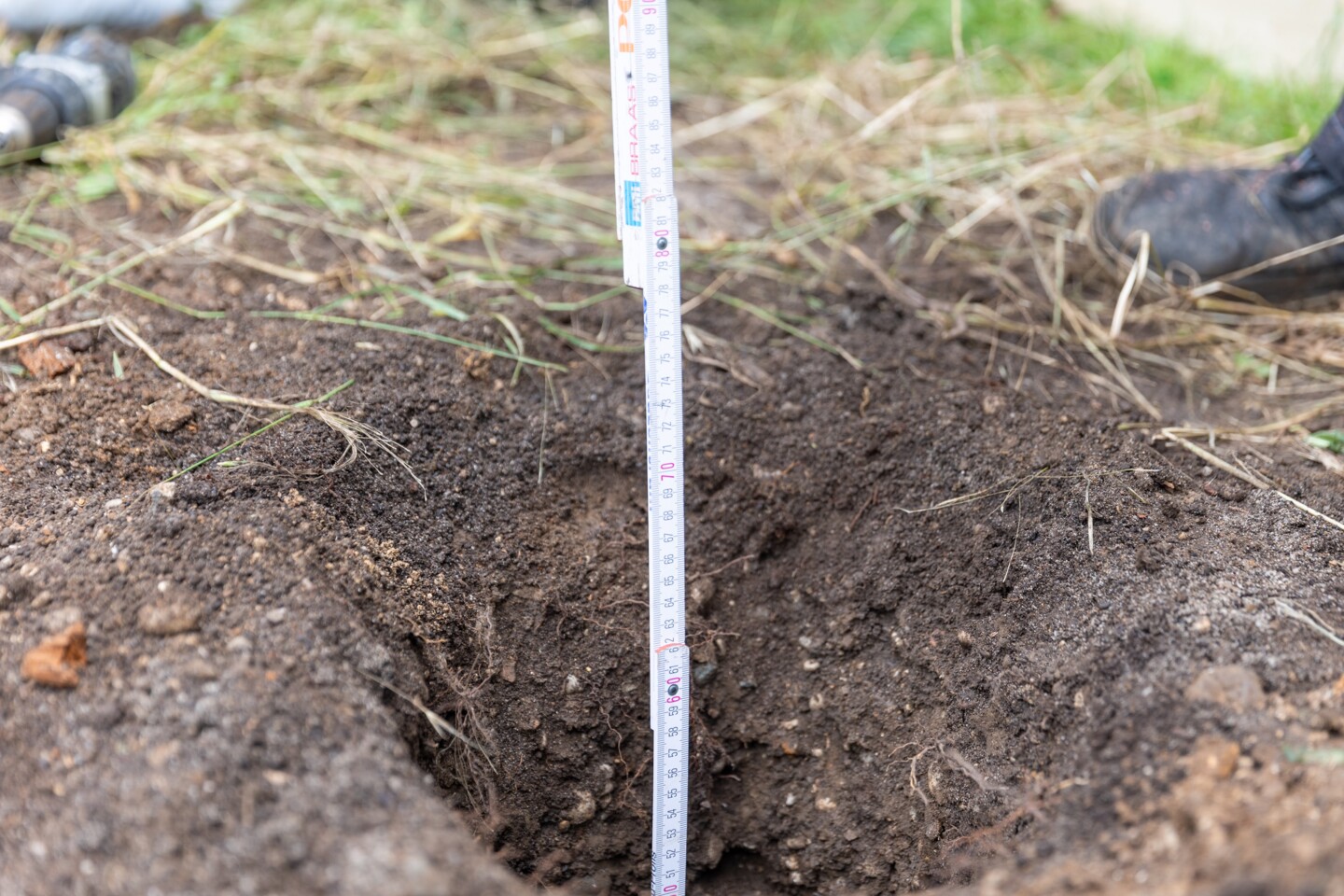 Das Loch muss ca 80 cm tief sein