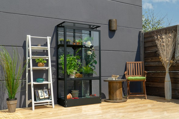 Ein kleines Gewächshaus, welches auch auf dem Balkon oder der Terrasse genug Platz findet