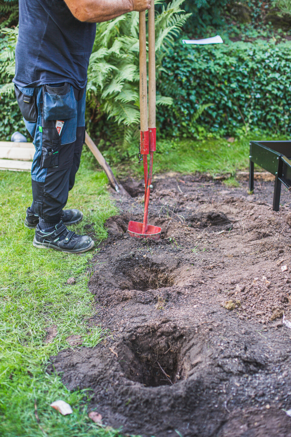Für den Fundamentrahmen müssen entsprechende Löcher ausgehoben werden.