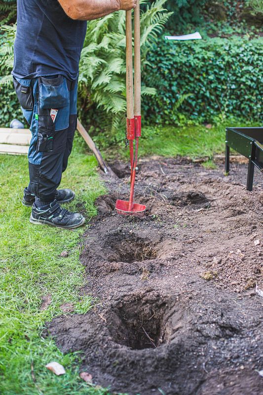 Für den Fundamentrahmen müssen entsprechende Löcher ausgehoben werden.