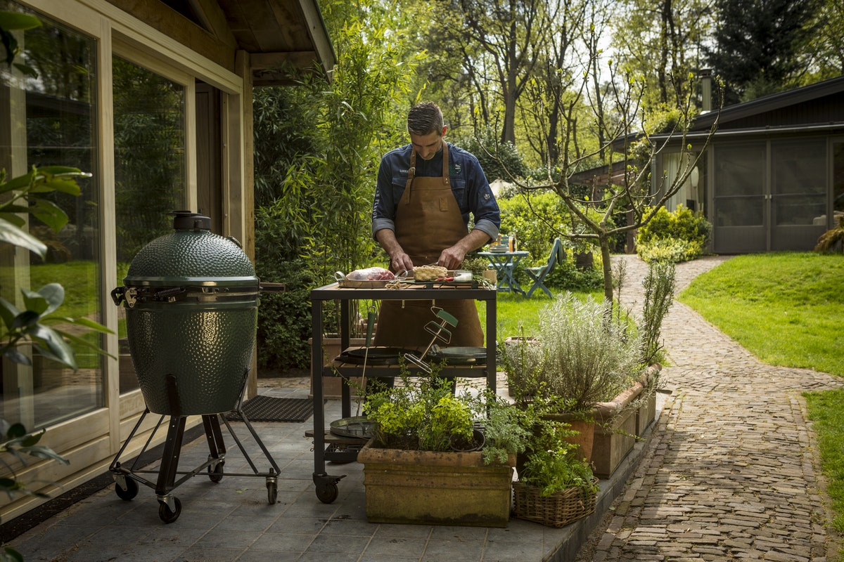 Big Green Egg Grillen mit dem Big Green Egg auf der Terrasse