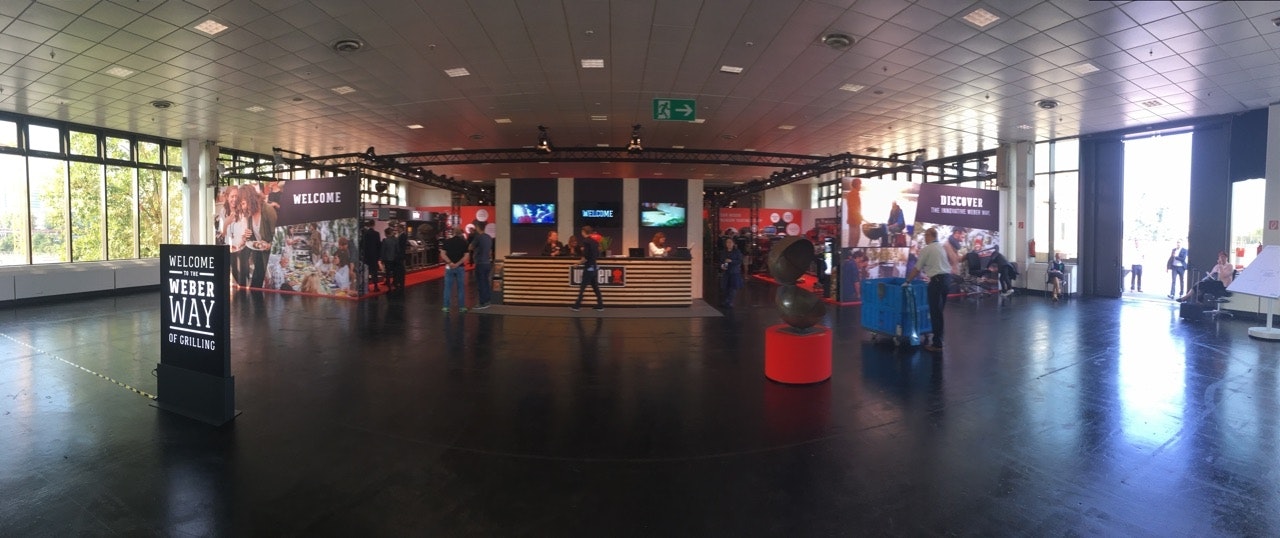 Halle innen Spoga, sicht auf Infoterminal