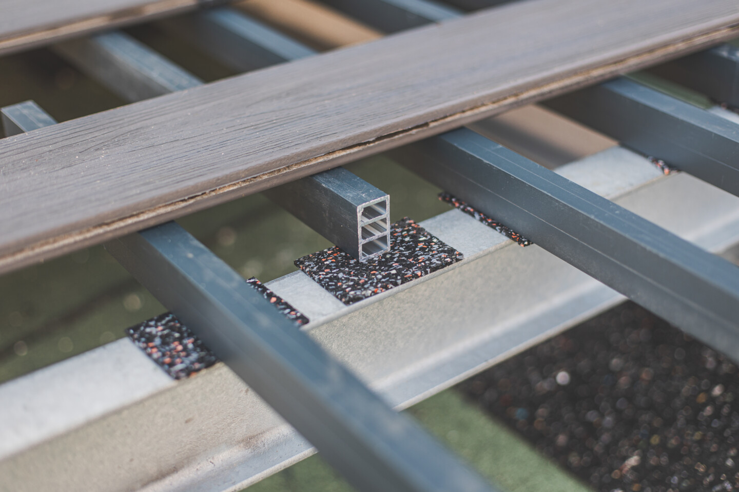 Die Granulatpads werden unter die einzelnen Aluprofile untergelegt