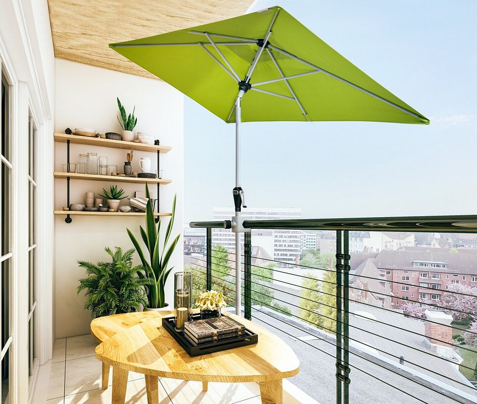 Am Balkongeländer fixierter Sonnenschirm