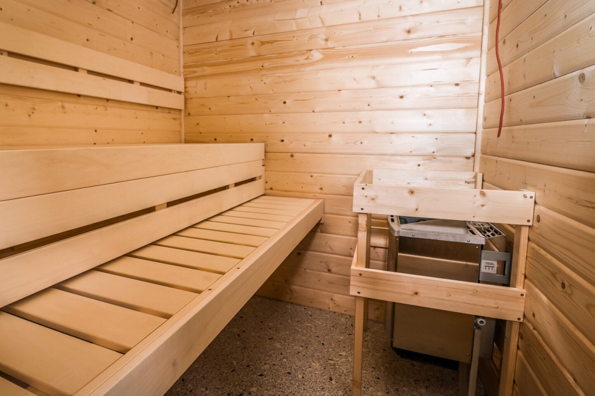 Sauna mit Biokombiofen Ein Biokombiofen in einer neu gebauten Sauna wird angeschlossen