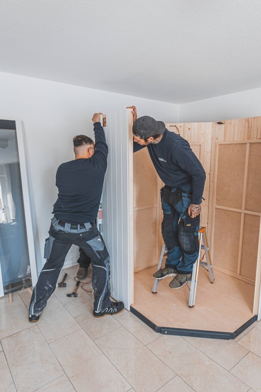 Montage der Wandelemente Wandelemente einer Infrarotkabine werden verschraubt