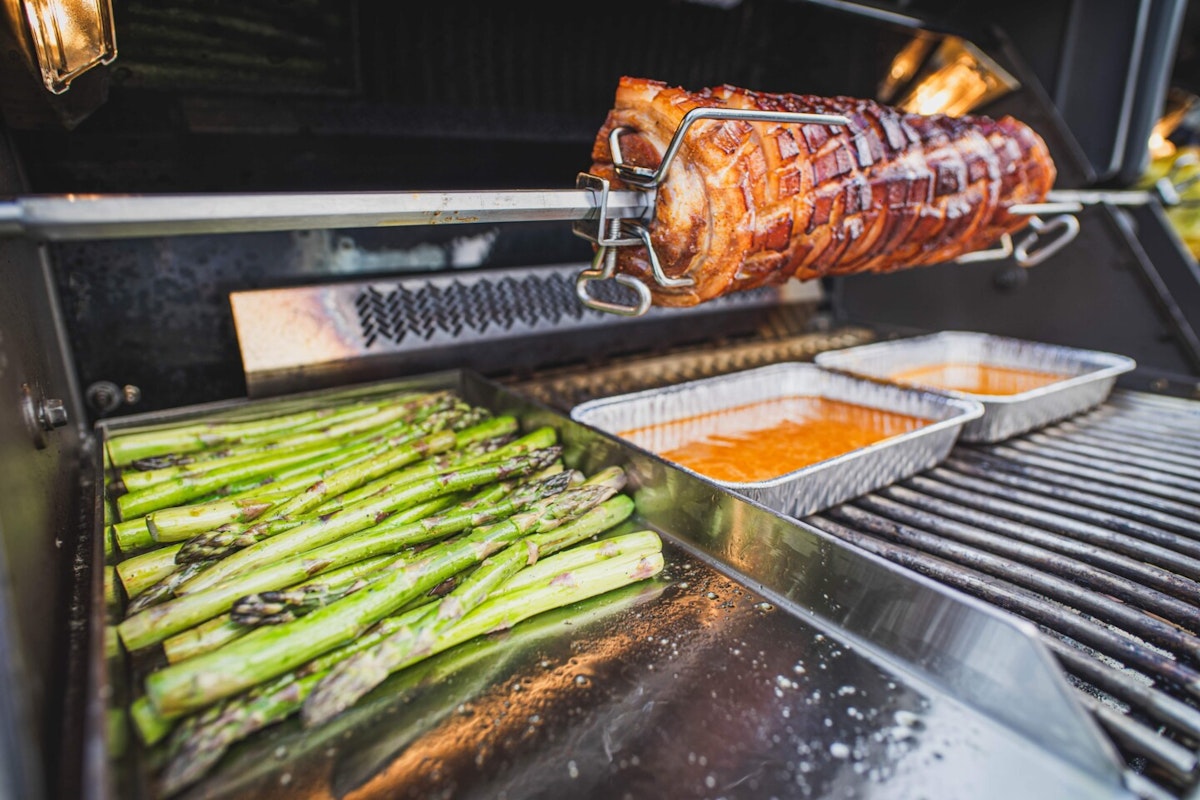 Rotisserie Braten mit der Rotisserie und Gemüseschale