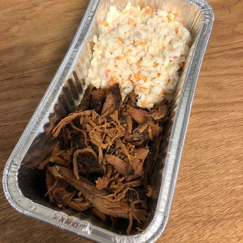 Pulled Pork mit Cole Slaw Genussfertig serviert: das Pulled Pork und Cole Slaw ist ein echter Hit!