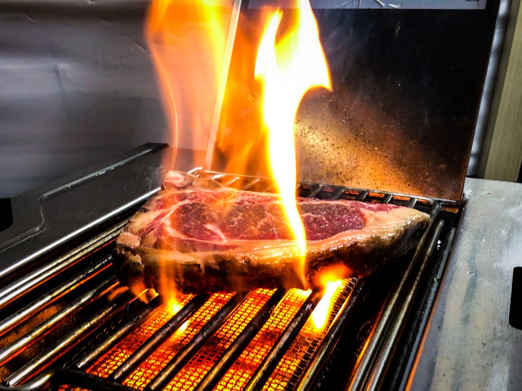 Infrarotbrenner Steak wird auf Infrarotbrenner gebraten
