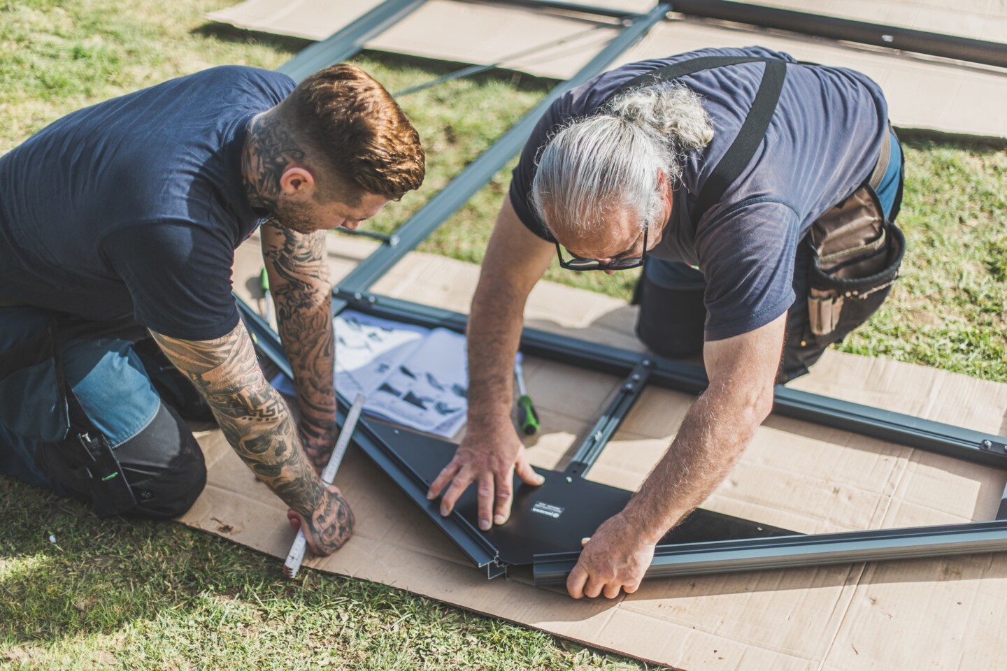 Die vier Wände des Gewächshauses werden als einzelne Elemente zusammengesetzt