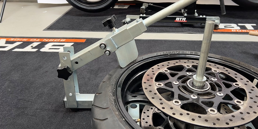 Motorrad Reifenwechsel Motorrad Reifenwechsel mit MAX2H Reifenmontiergerät EVO2