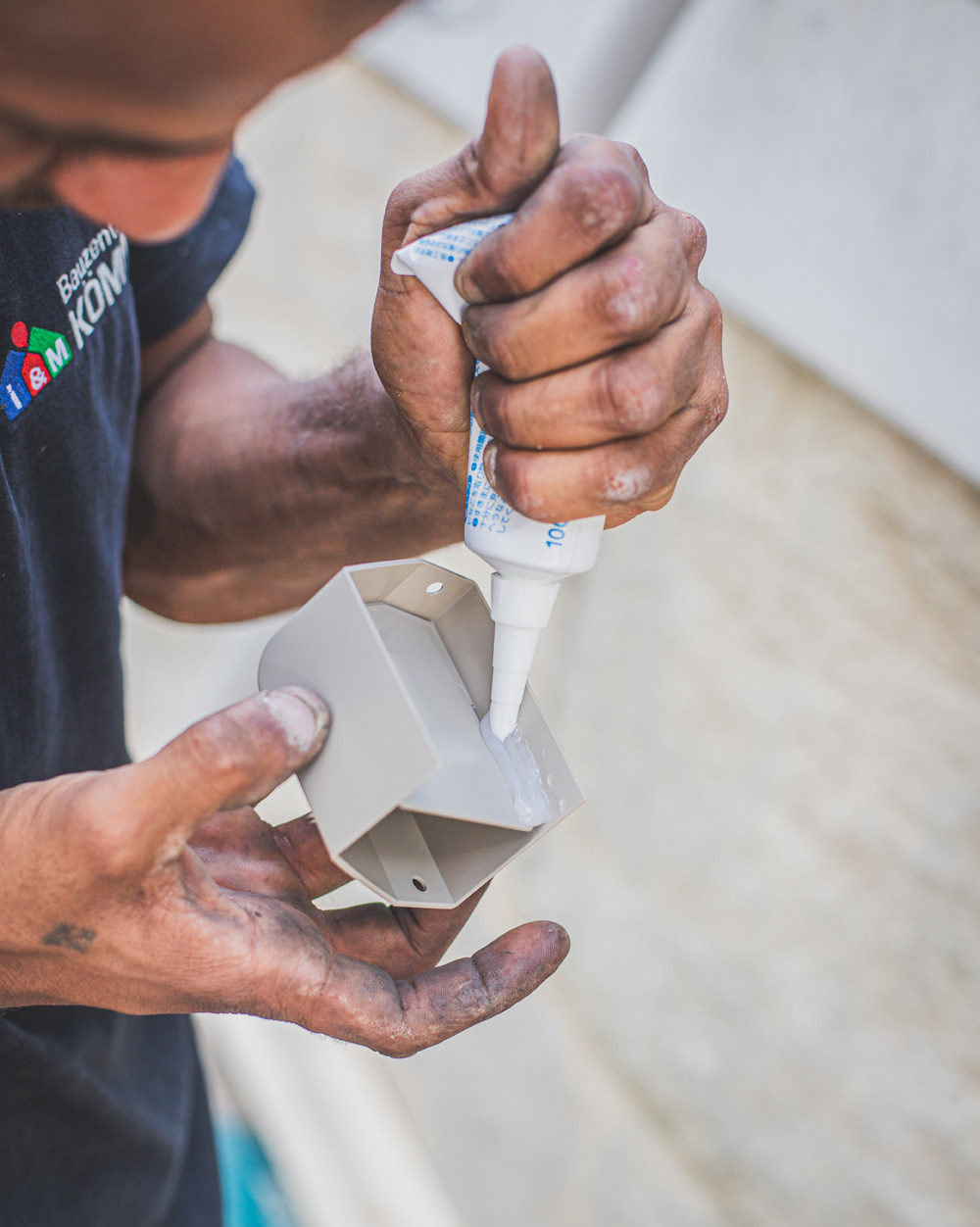 Zuletzt wird eine Abdichtung mit Silikon gemacht