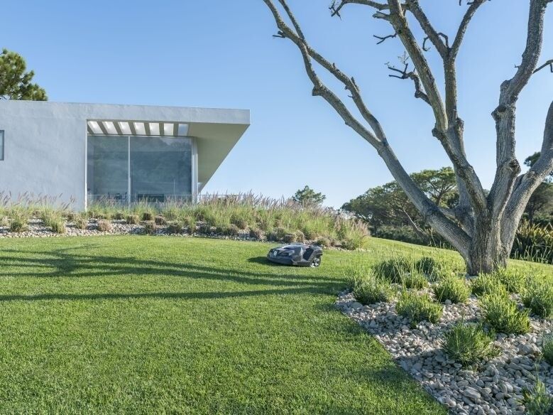 Husqvarna Automower 430X auf Rasen vor Villa