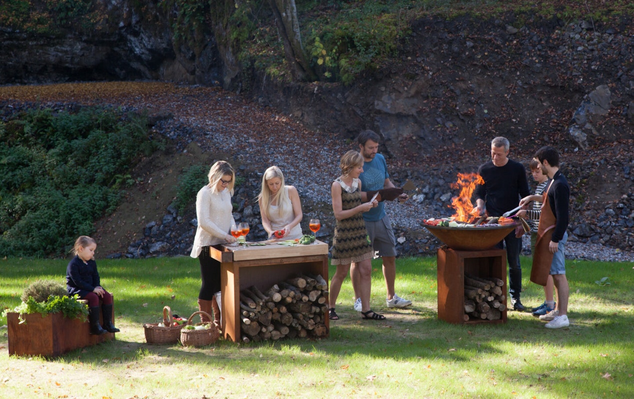 Outdoor Grillparty mit Ofyr Eine Grillparty im Grünen gelingt mit Kocheinheit und Zubehör von Ofyr wie dem Butcher Block und der Garden Bench besonders gut