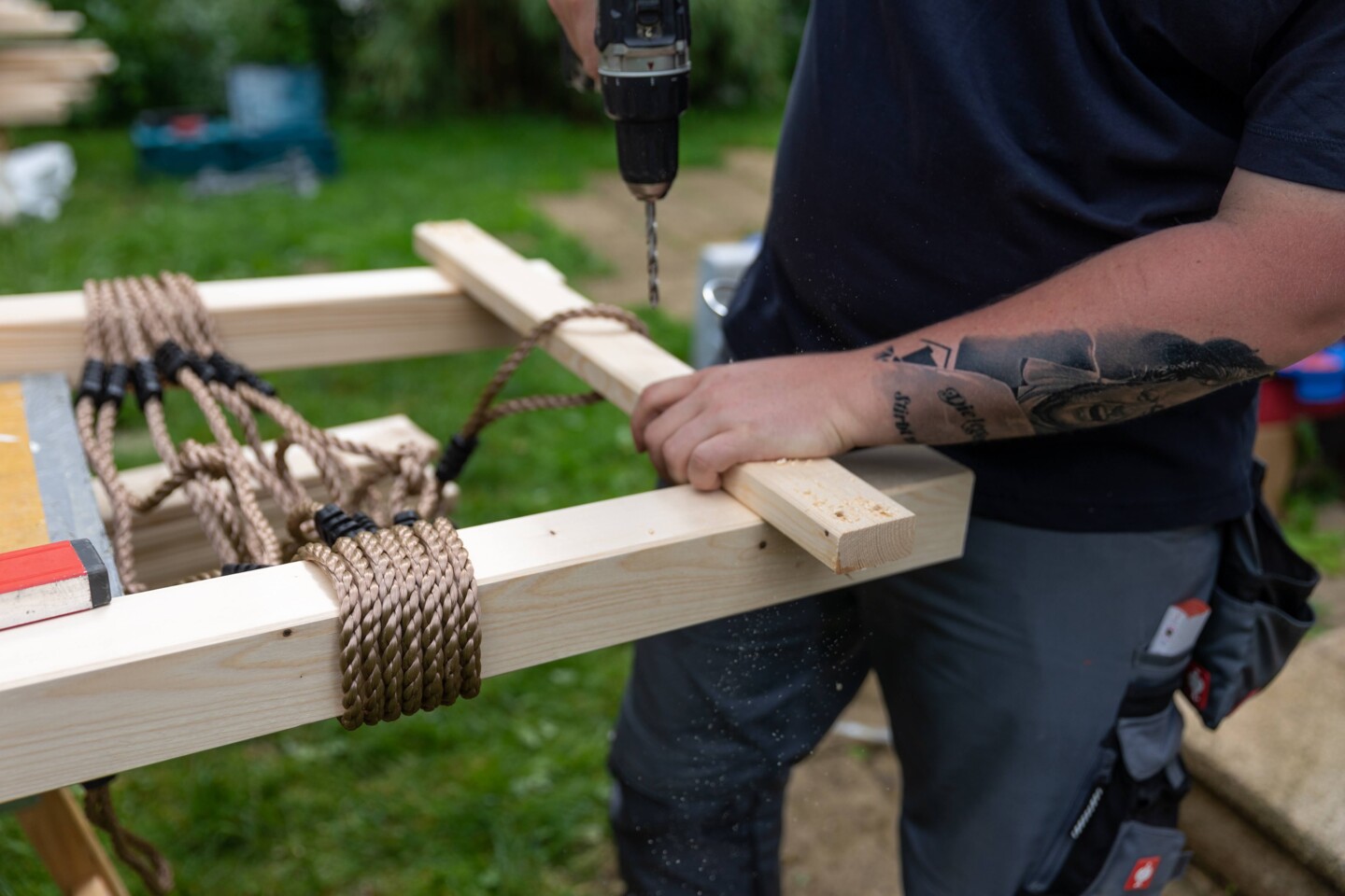 An ober- und Unterseite wird das Kletternetz jeweils mit einer Abschlussleiste fixiert, die an den äußeren Balken festgemacht werden