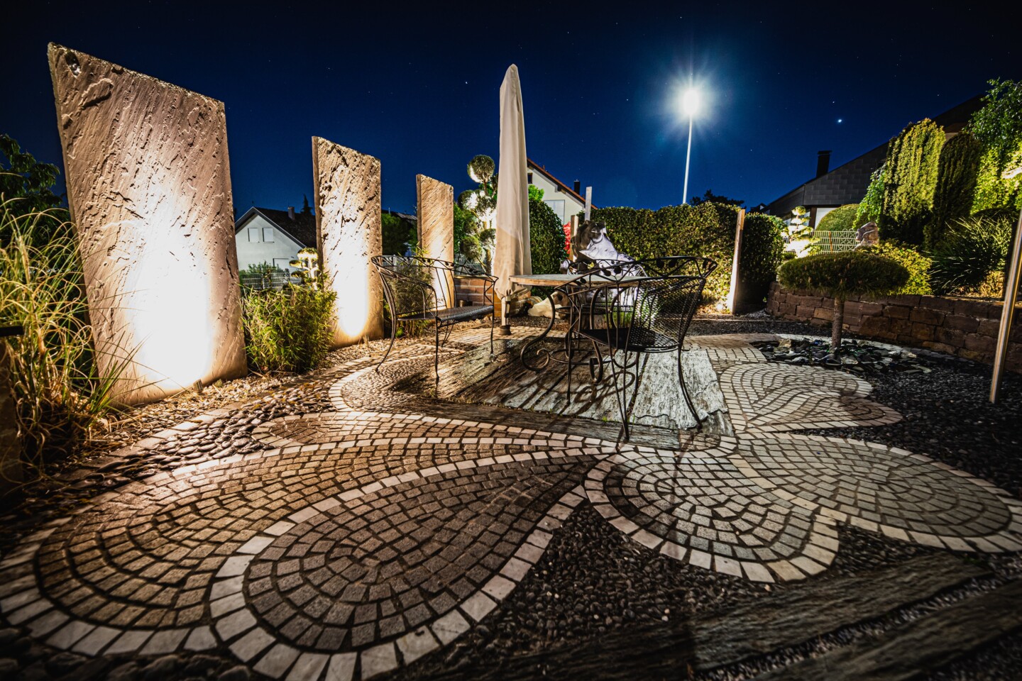 Terrasse mit Spotlights bei Dunkelheit