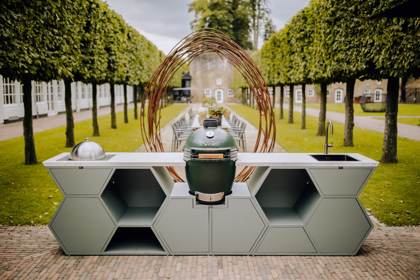 Hive Outdoorküche mit einen Big Green Egg Grill 