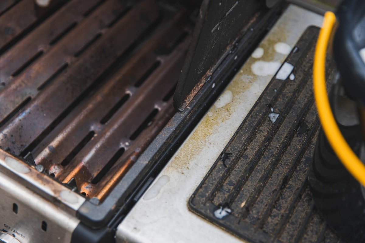 Fettiger Grill Der Grill wird auf der Innenseite unweigerlich fettig und schmutzig. Daher sollte er regelmäßig gereinigt werden.