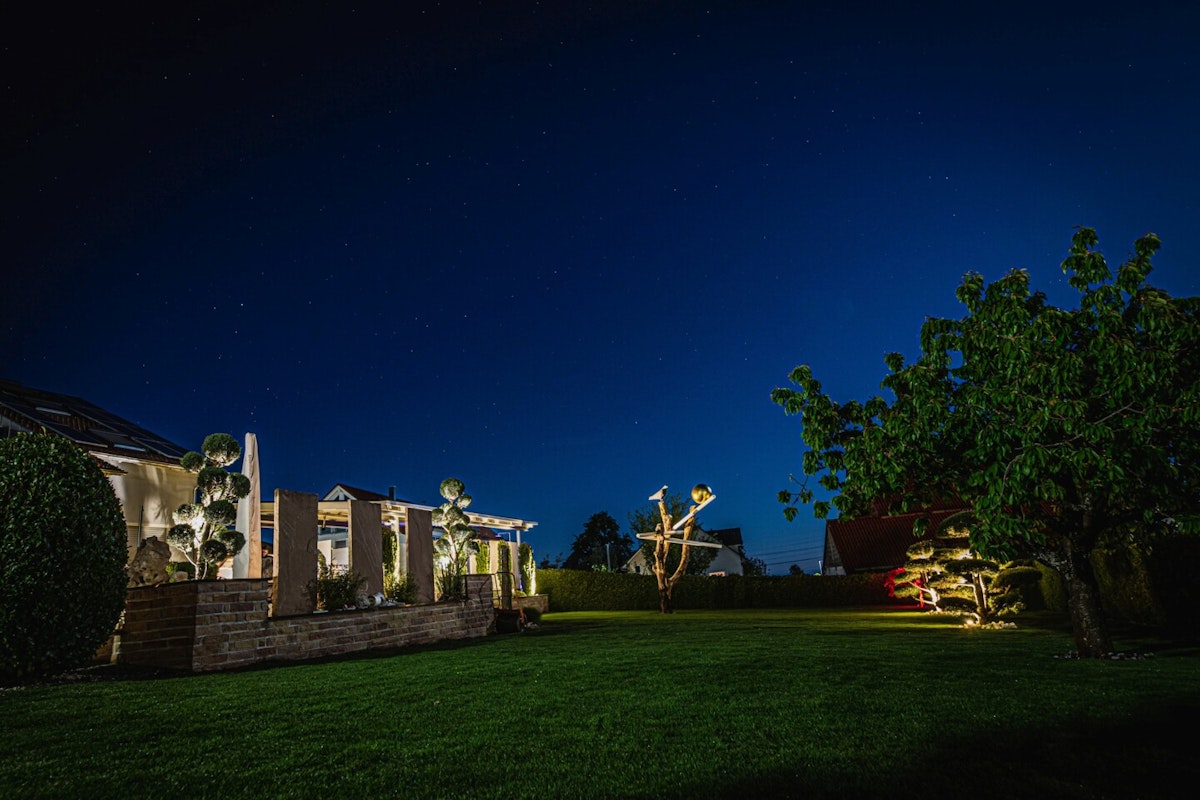 Ein völlig anderer Eindruck: der Garten bei Nacht. Garten mit LED Beleuchtung