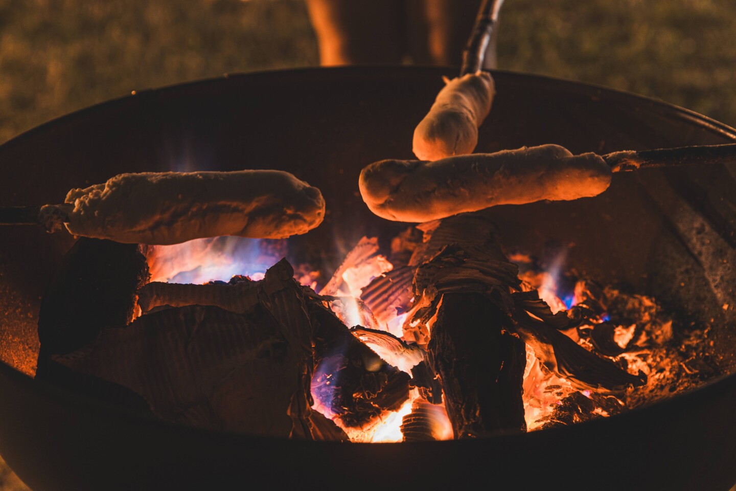 Stockbrot am Grill zubereitet