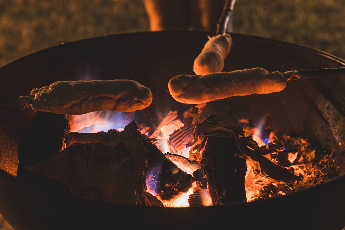 Stockbrot am Grill zubereitet