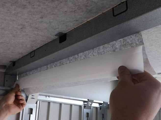 Dachträger bekleben, Folie schrittweise abziehen