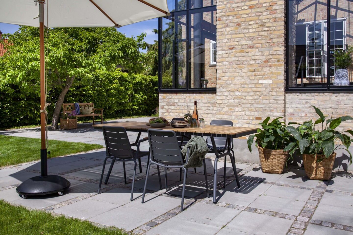 Cinas Tisch PARC mit passenden Stühlen