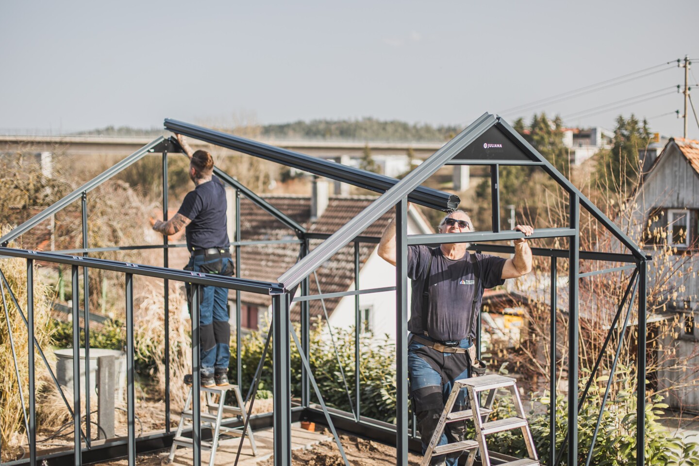 Wenn alle vier Wände stehen, werden die beiden Giebel über den Dachbalken miteinander verbunden