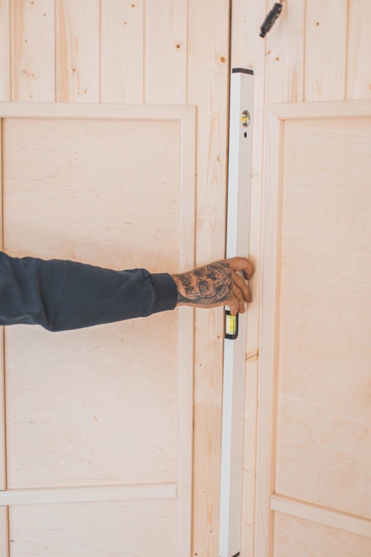 Wasserwaage Ausrichtung der Wände mit der Wasserwaage